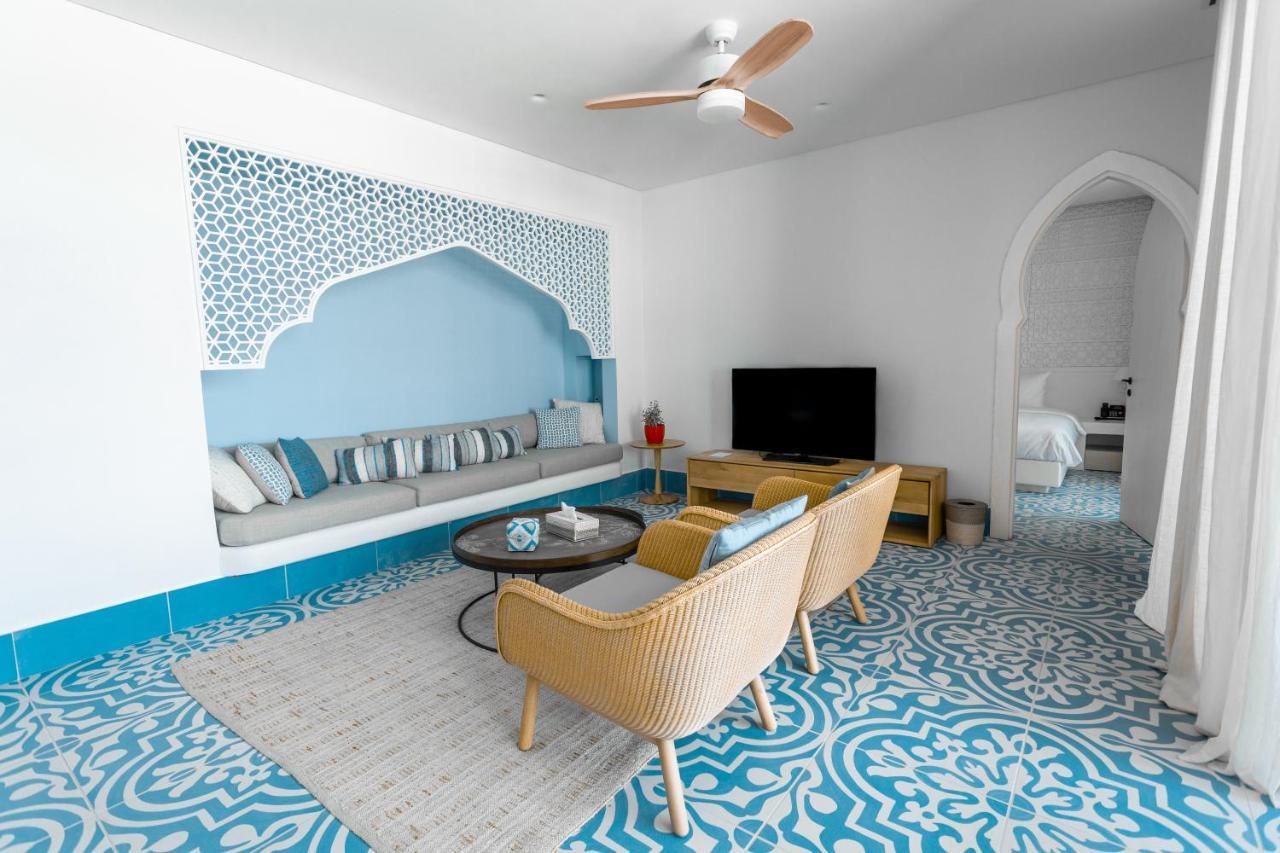 Cloud 7 Residences Ayla Aqaba Eksteriør billede A living room in a suite at the resort