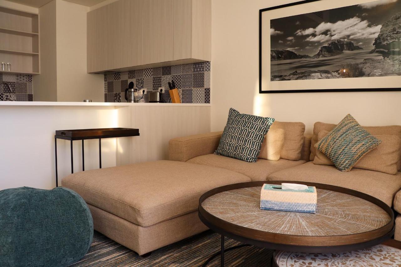Cloud 7 Residences Ayla Aqaba Eksteriør billede A living room with a chaise longue