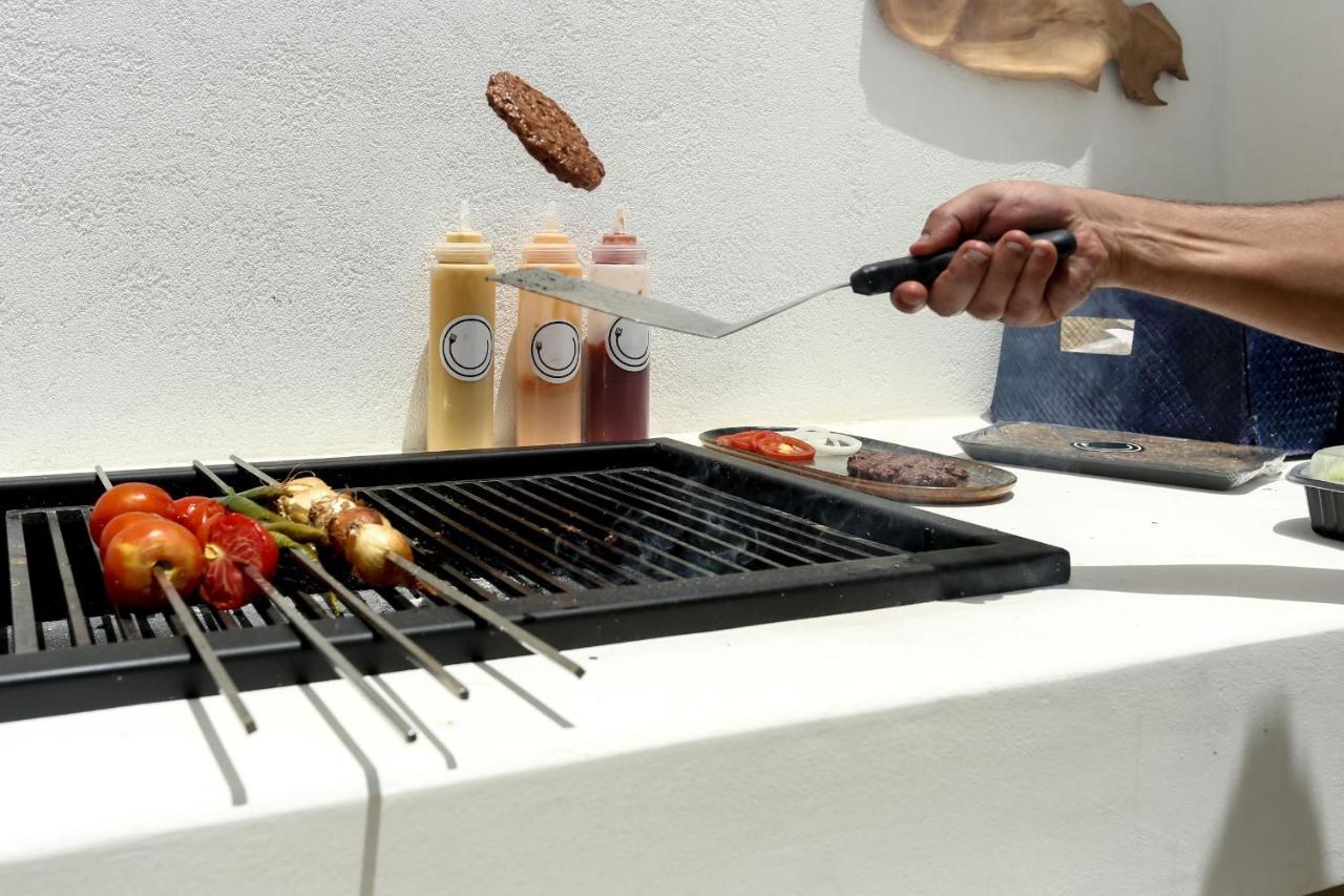 Cloud 7 Residences Ayla Aqaba Eksteriør billede A spatula in use