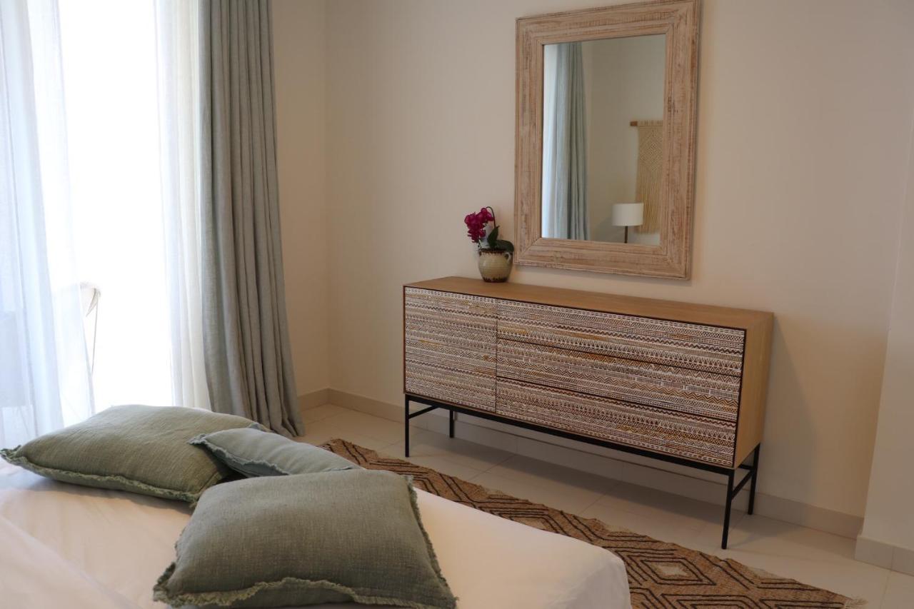 Cloud 7 Residences Ayla Aqaba Eksteriør billede A modern dresser