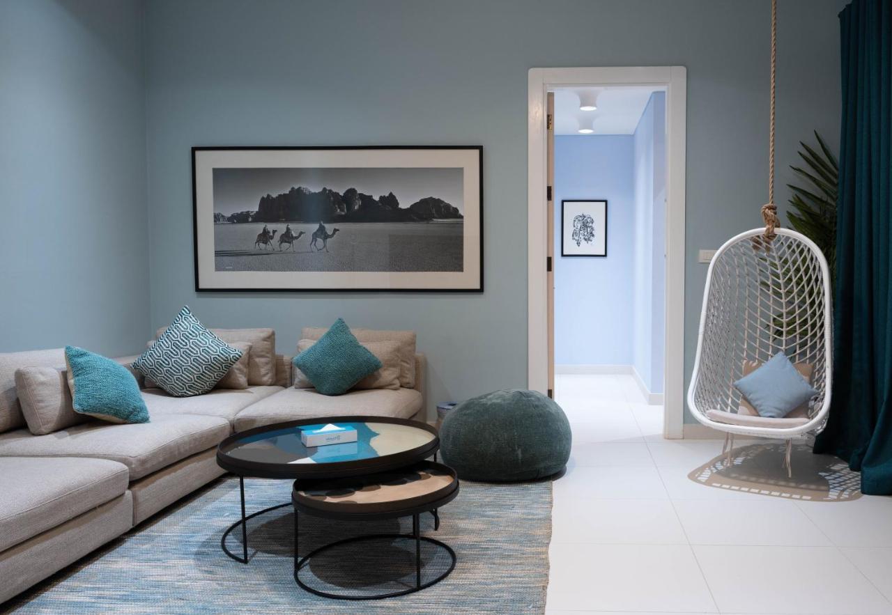 Cloud 7 Residences Ayla Aqaba Eksteriør billede A living room with a swing chair
