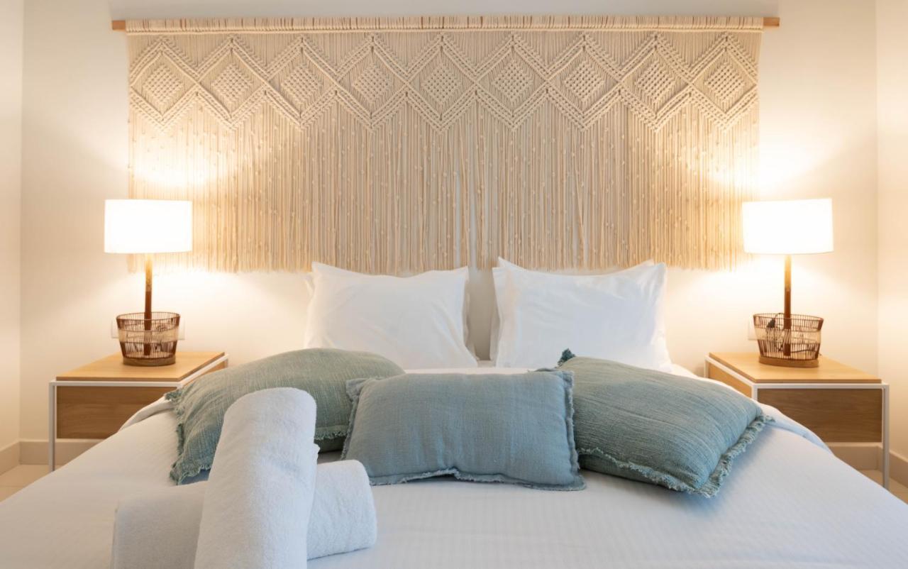 Cloud 7 Residences Ayla Aqaba Eksteriør billede A bed with a headboard